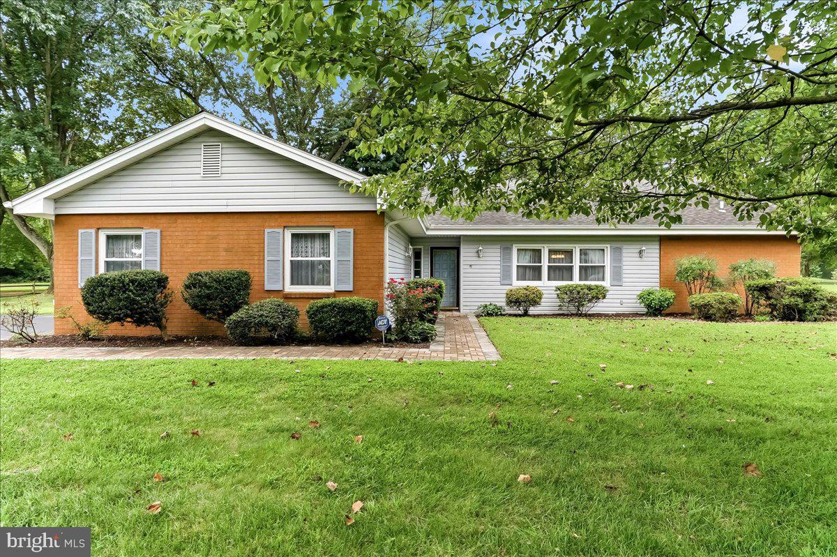1 W FAIRWAYS CIRCLE