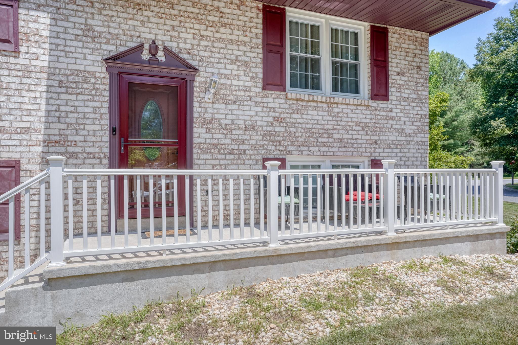 1 W ELGIN COURT