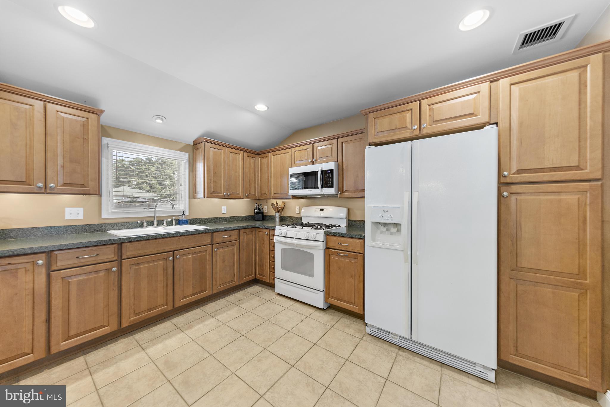 211 3RD AVENUE
