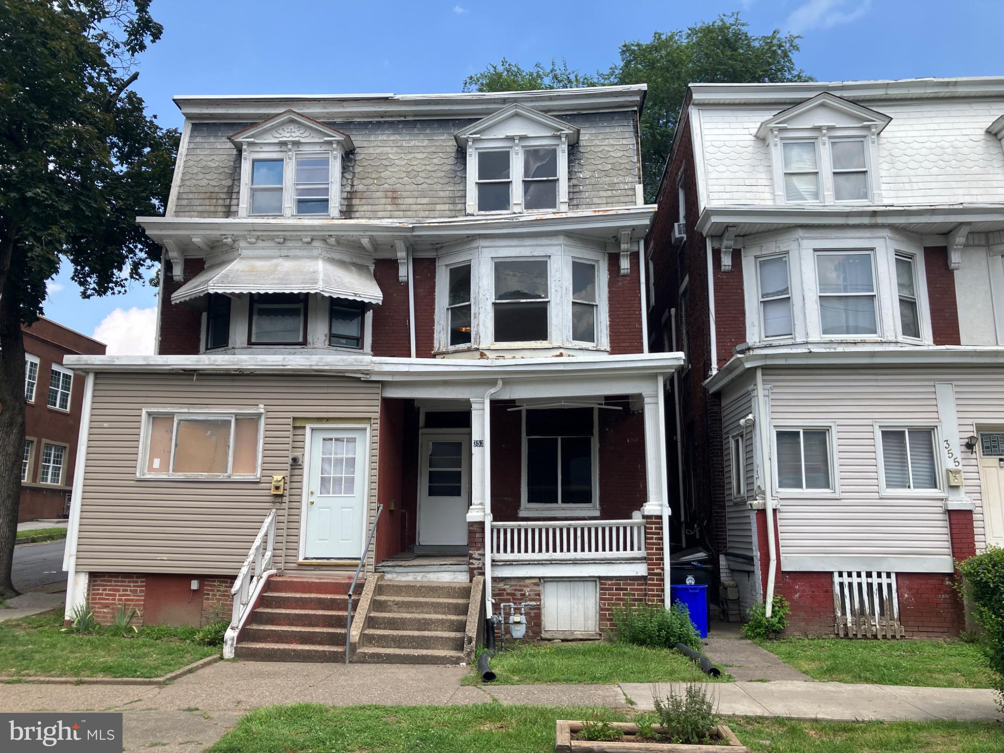 Spacious 5-bedroom home with 1 full bath, a large kitchen, and loads of original charm just waiting to be brought back to life! Located within walking distance to the supermarket, community center, schools, and local restaurants. A perfect value-add opportunity for investors or handy homebuyers ready to put in some sweat equity and unlock the home’s full potential.