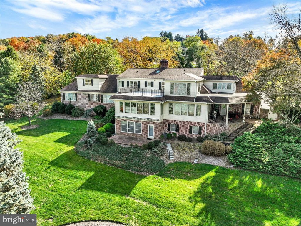 Photo of 925 Summit Circle N, YORK, PA 17403 (MLS # PAYK2091938)