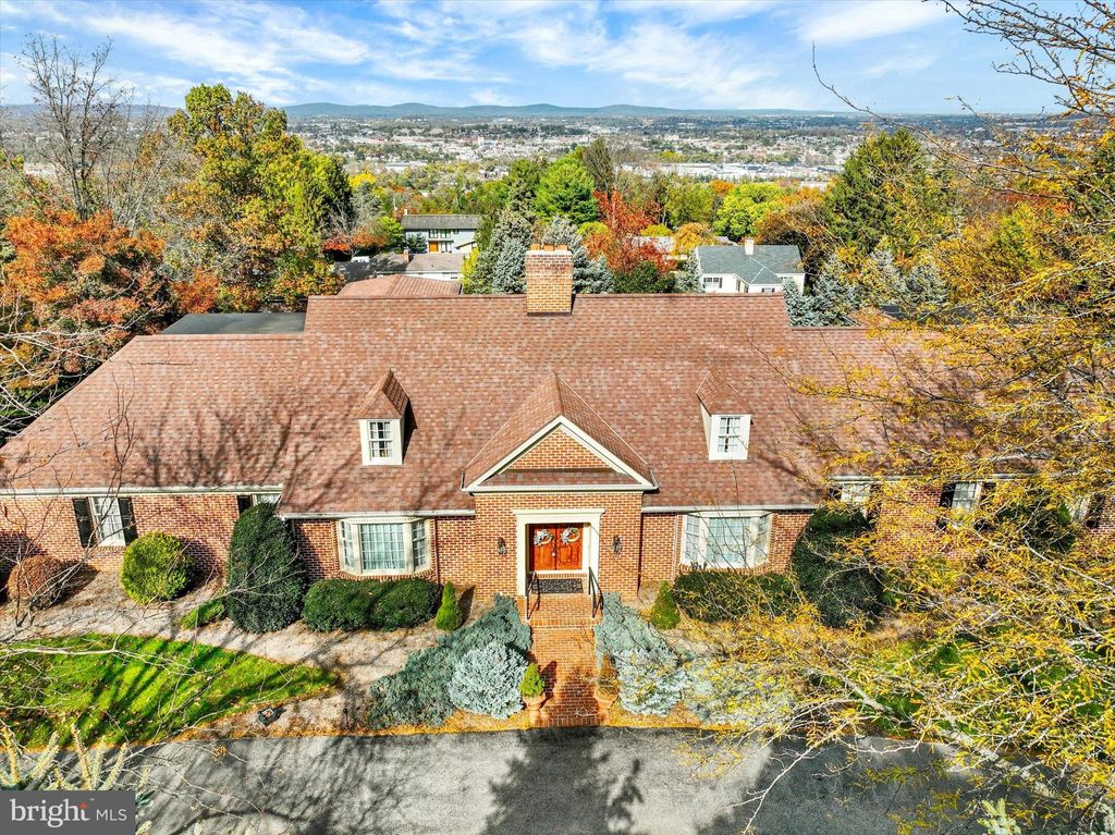 Photo of 925 Summit Circle N, YORK, PA 17403 (MLS # PAYK2091938)