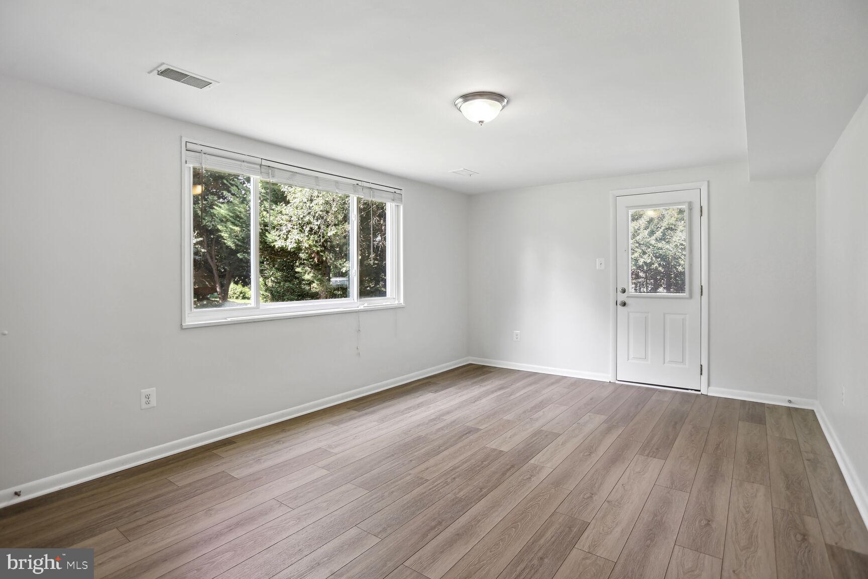 COUNTRY CLUB - Residential Lease