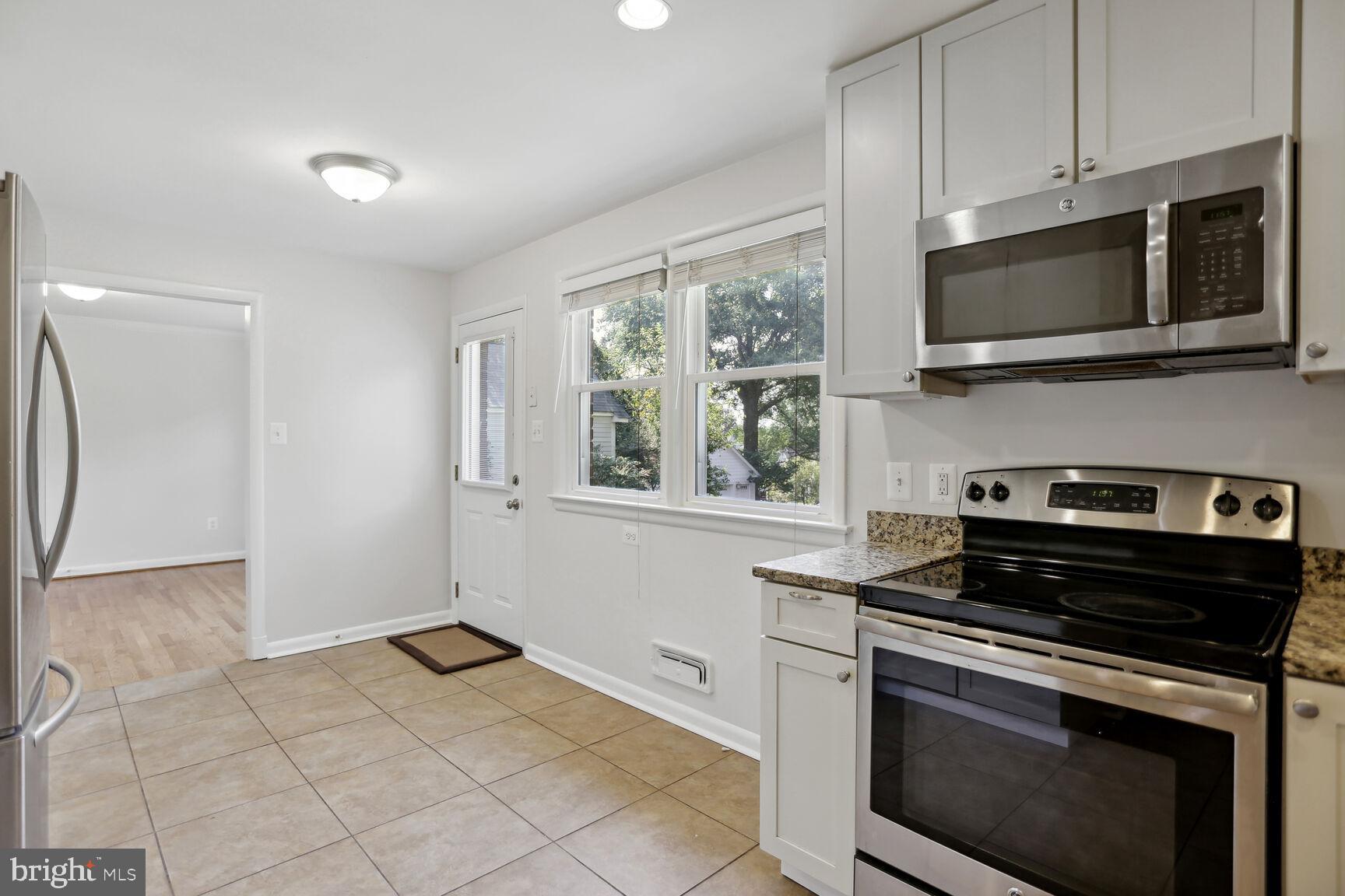 COUNTRY CLUB - Residential Lease