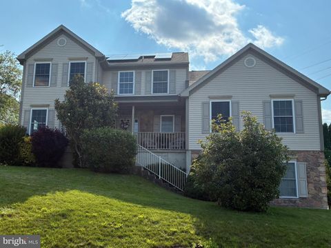 5016 OVERLOOK POINTE DOUGLASSVILLE PA 19518