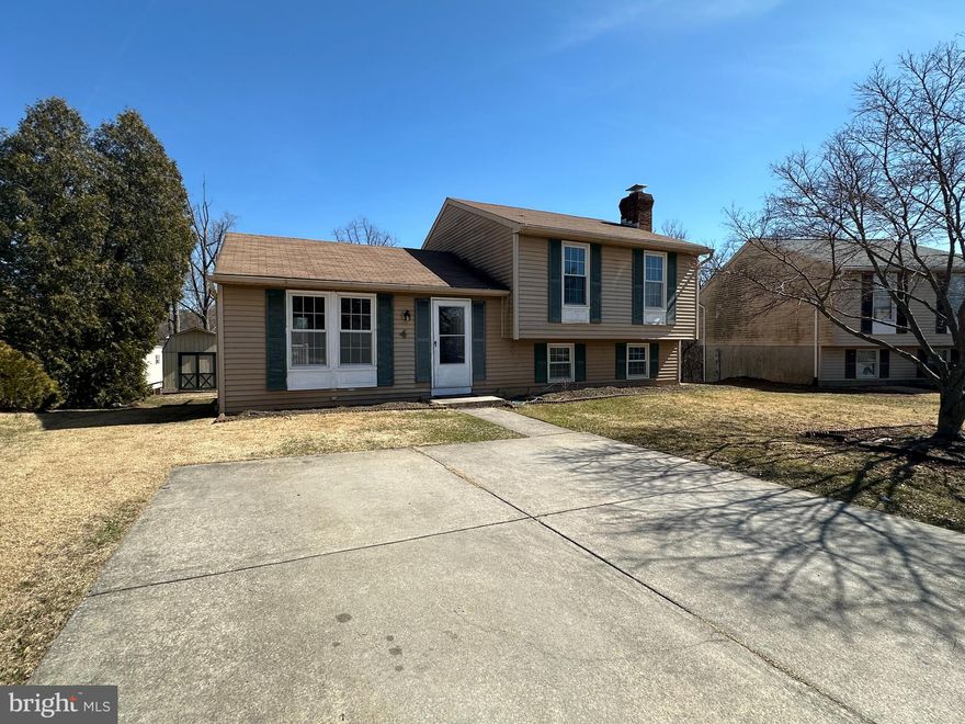 This split level single house with 3 bedroom 2.5 bathroom is available for rent immediately. Primary bedroom has ensuite bathroom, and there is additional living space in the basement with fireplace. Spacious deck and backyard for cookouts. Renter pays for BGE and water.

Minimum 700 credit score, 2.5X income,  clean background and rental history.