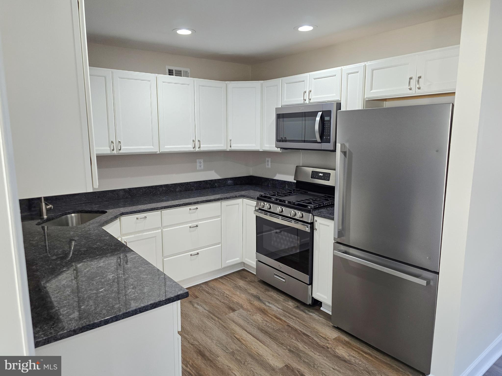 COUNTRY CLUB ESTATES - Residential