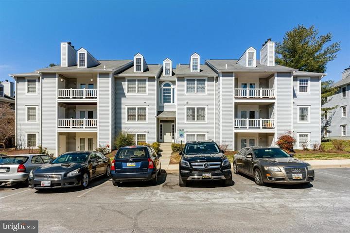 Gorgeous 2 bedroom 2 bathroom PENTHOUSE! Come into your spacious open-concept unit, sporting soaring ceilings, recessed lighting, stainless appliances, a new disposal, a wood-burning fireplace, a balcony overlooking greenspace, in-unit laundry (new), and a beautiful modern double vanity in the owner's suite, ready for you to move in! Easy to apply - RentSpree https://apply.link/T3ImmrA