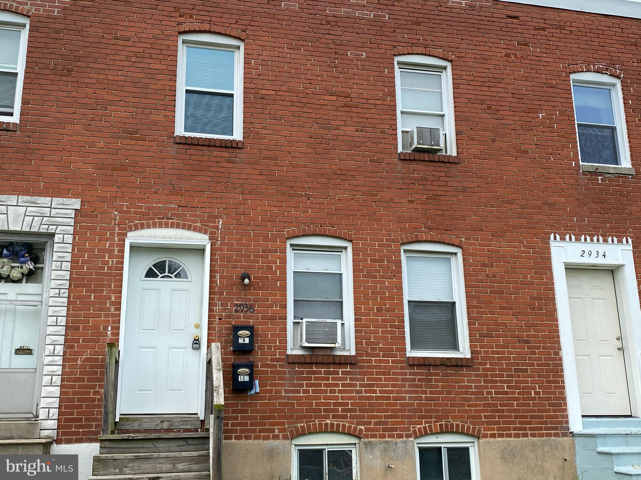 1 bedroom 2nd floor apartment wall to wall carpet . lower level as a shared washer and dryer. NO PETS , NO SMOKING