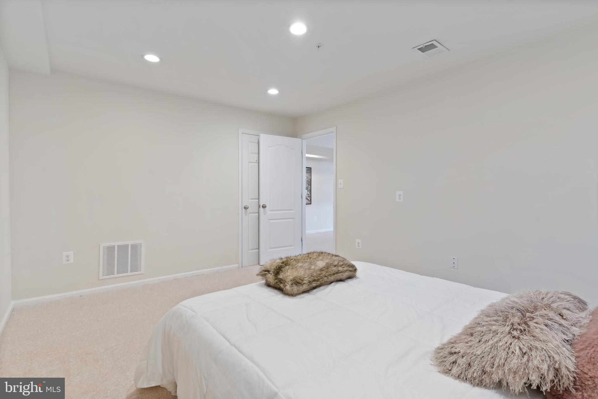 ST. CHARLES SINGLES - Residential