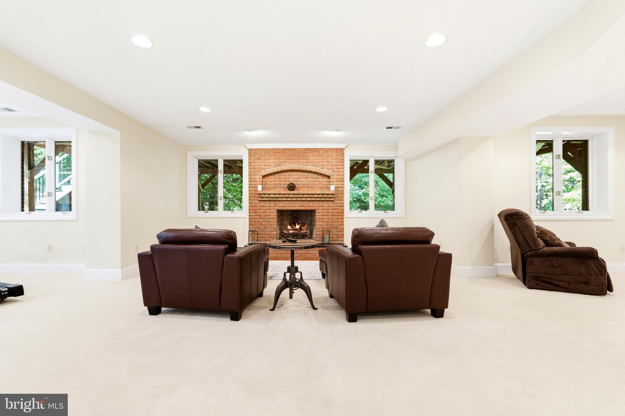 MONEYS CORNER - Residential