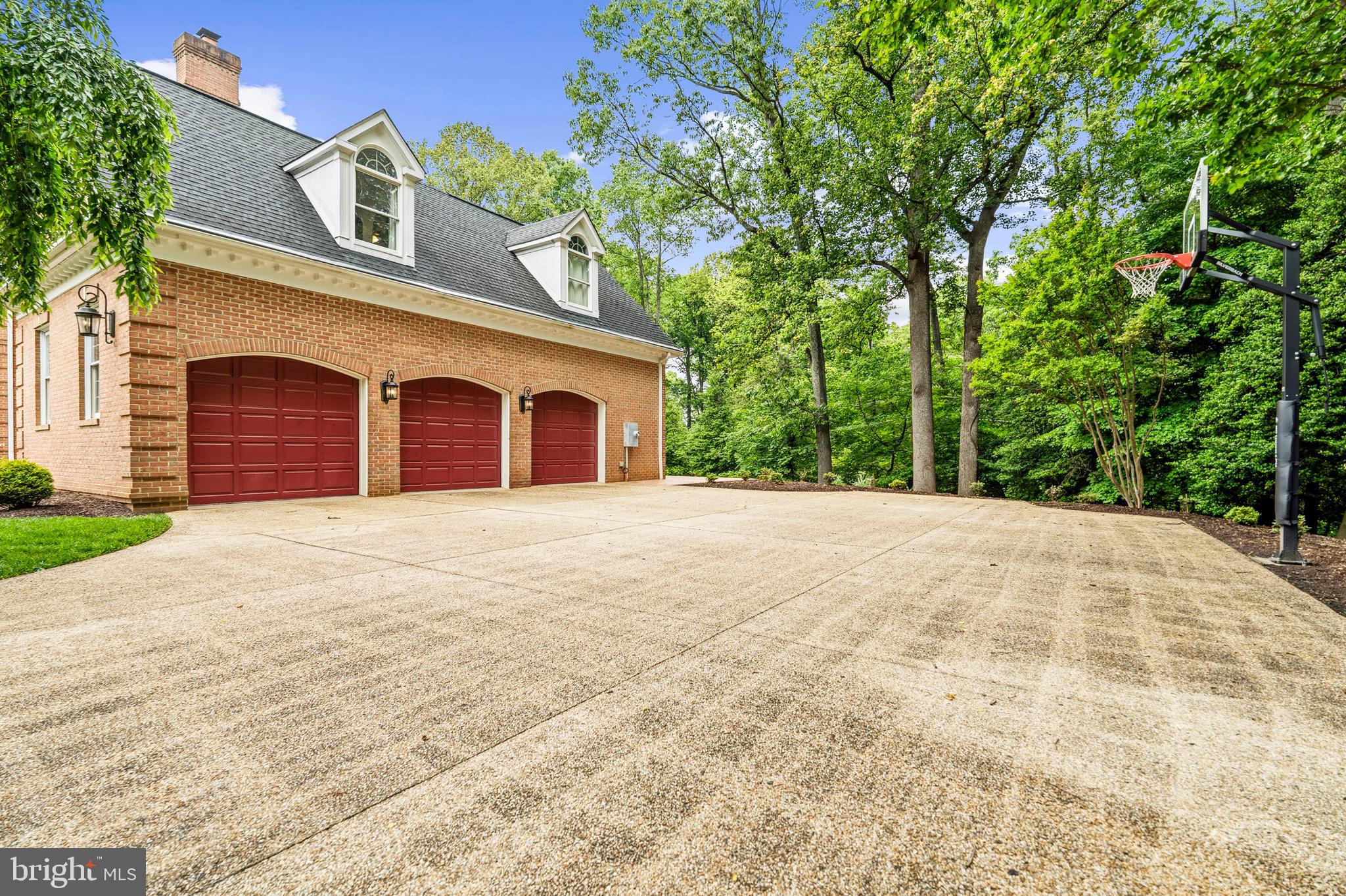 MONEYS CORNER - Residential