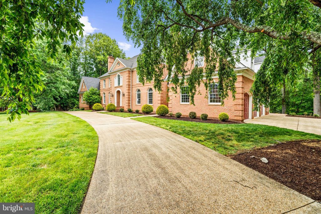 Photo of 11102 Prince Edward Court, OAKTON, VA 22124 (MLS # VAFX2305568)