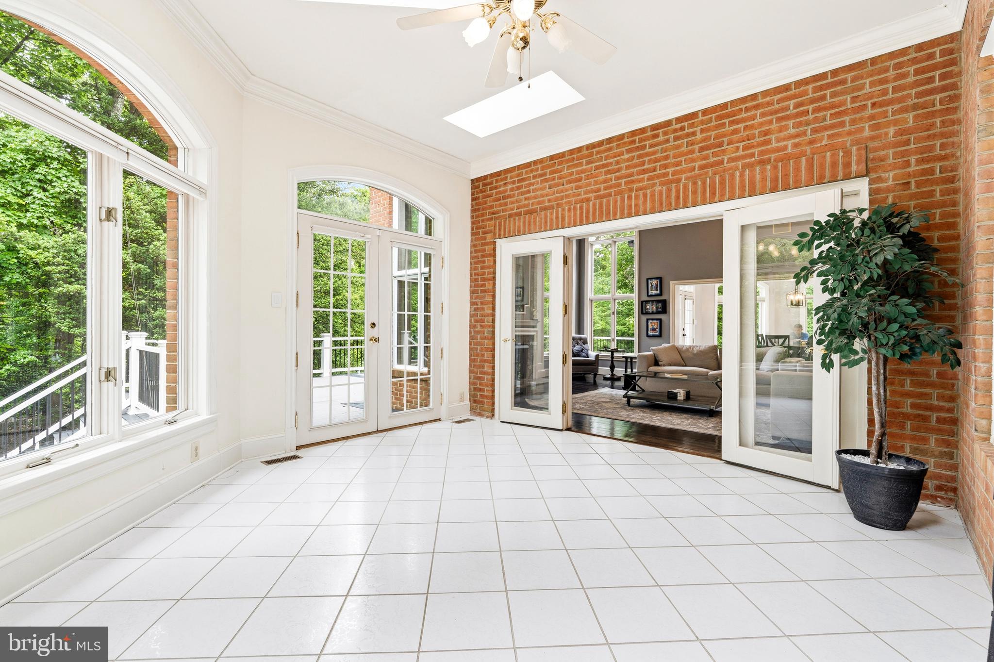 MONEYS CORNER - Residential