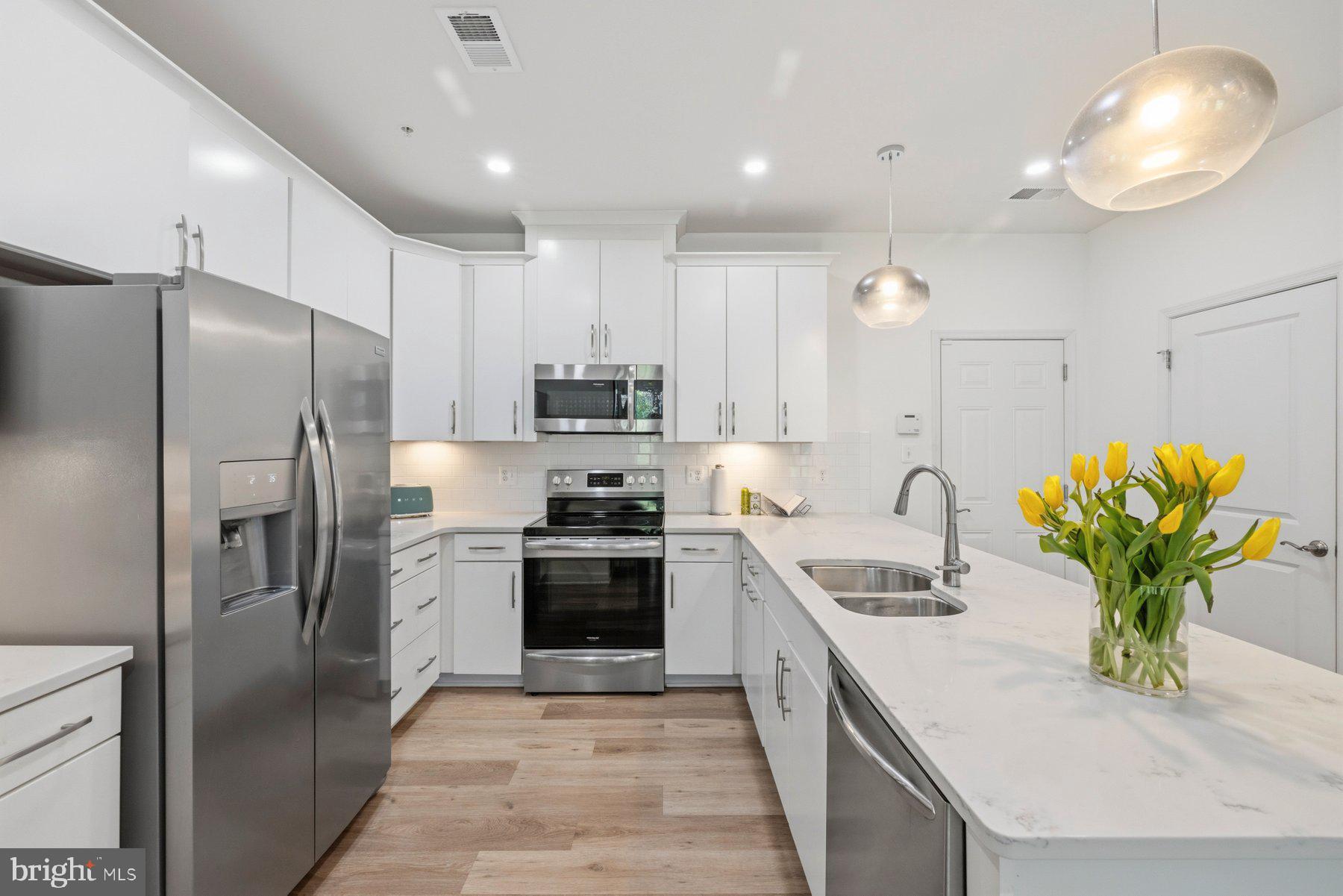 METRO POINTE - Residential