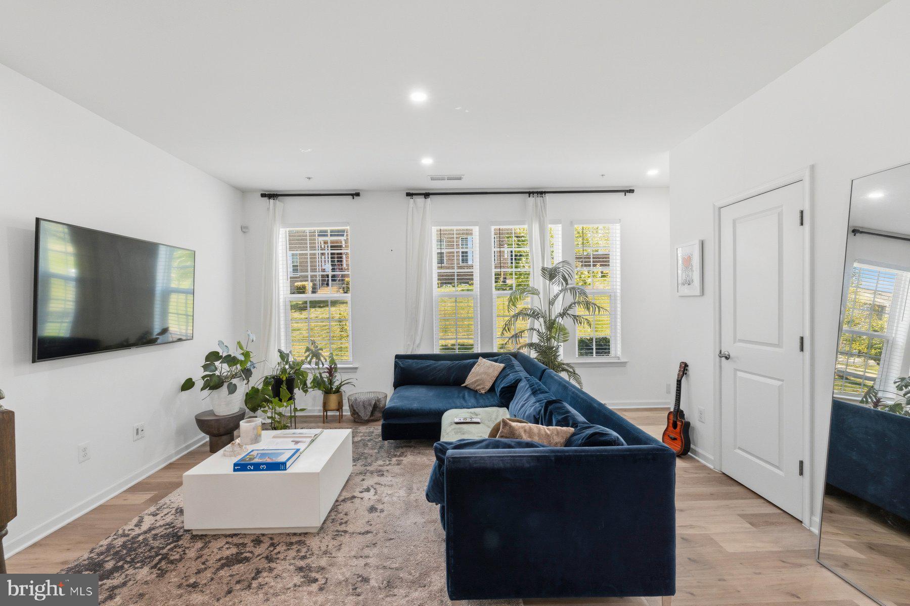 METRO POINTE - Residential