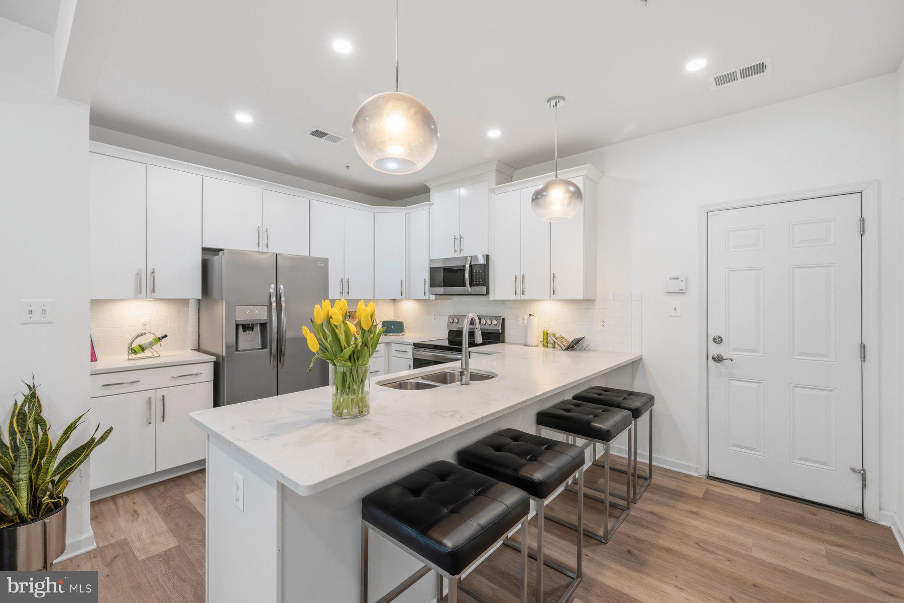 METRO POINTE - Residential