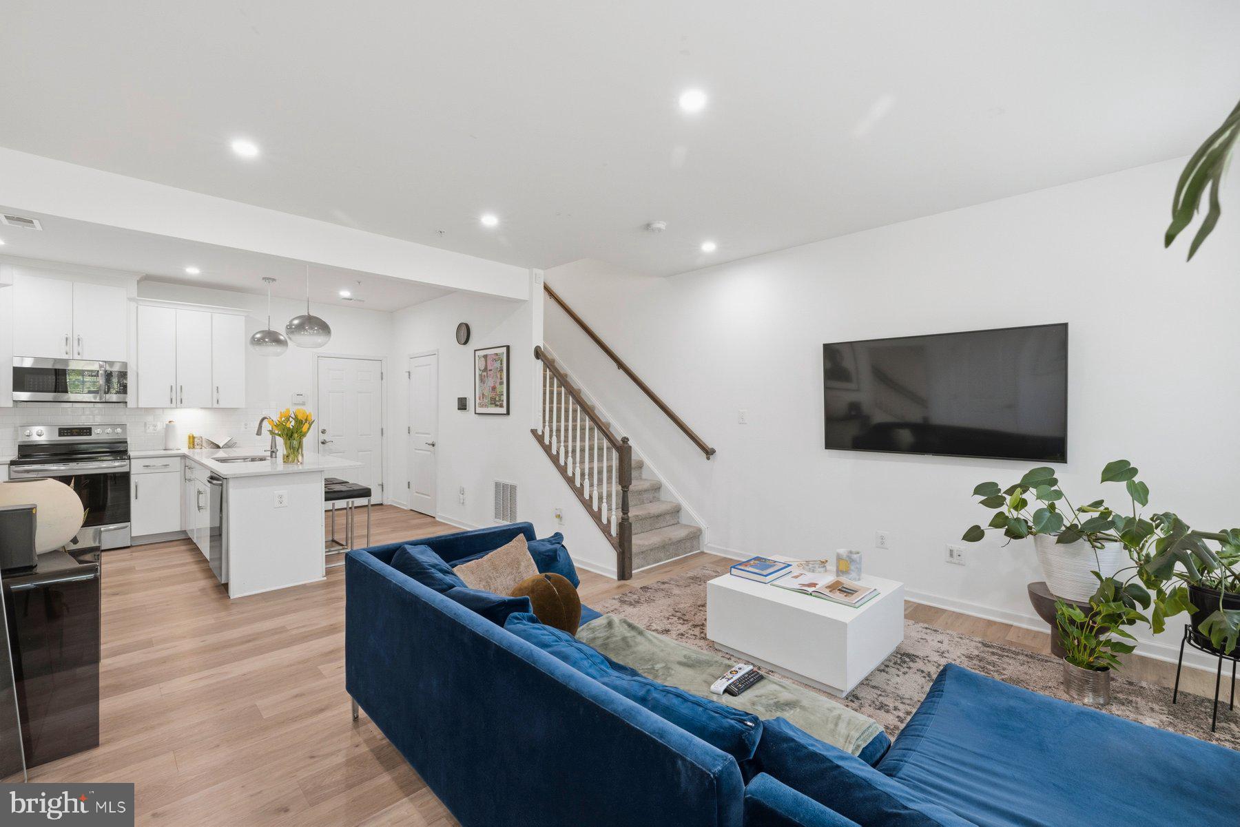 METRO POINTE - Residential