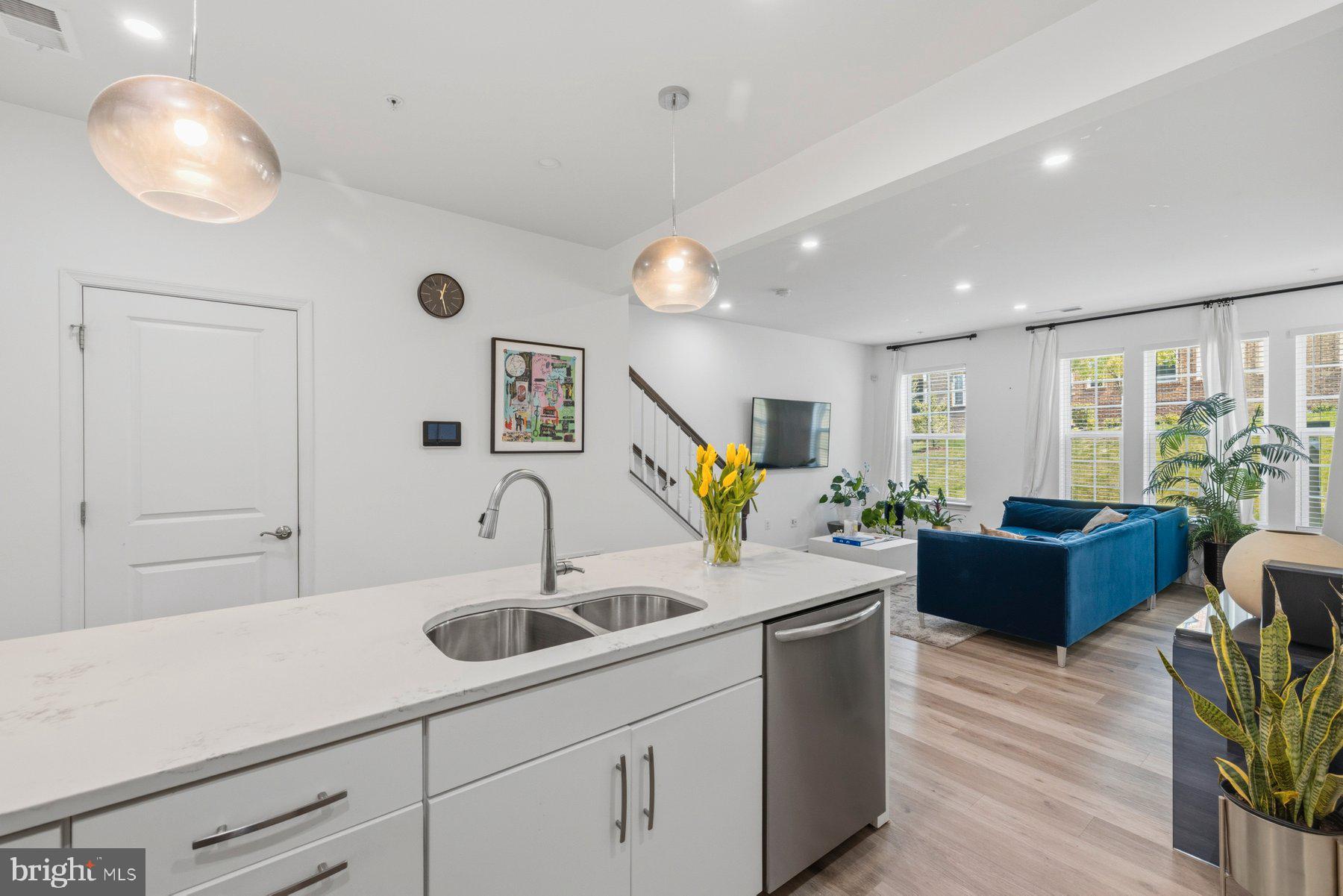 METRO POINTE - Residential