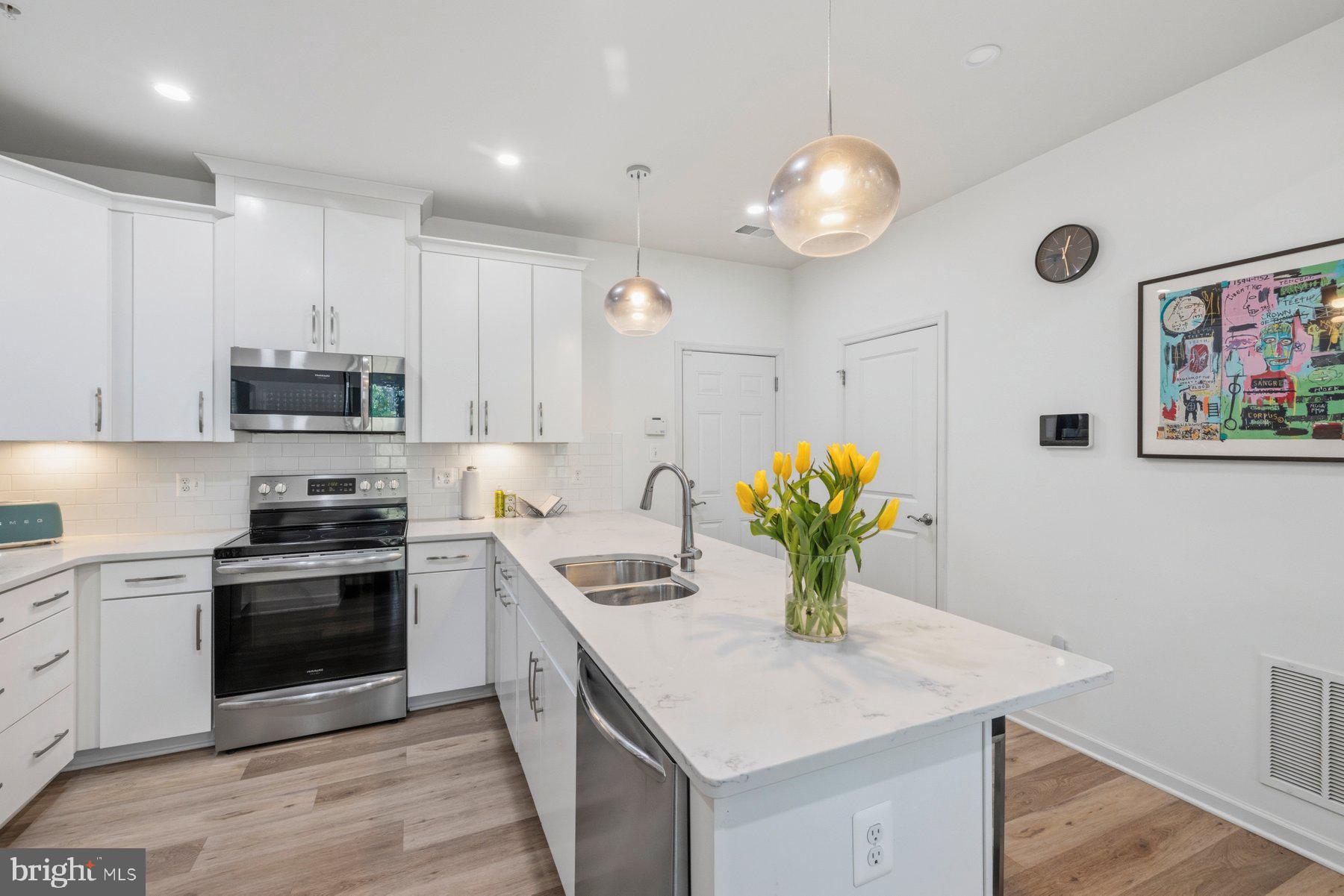 METRO POINTE - Residential