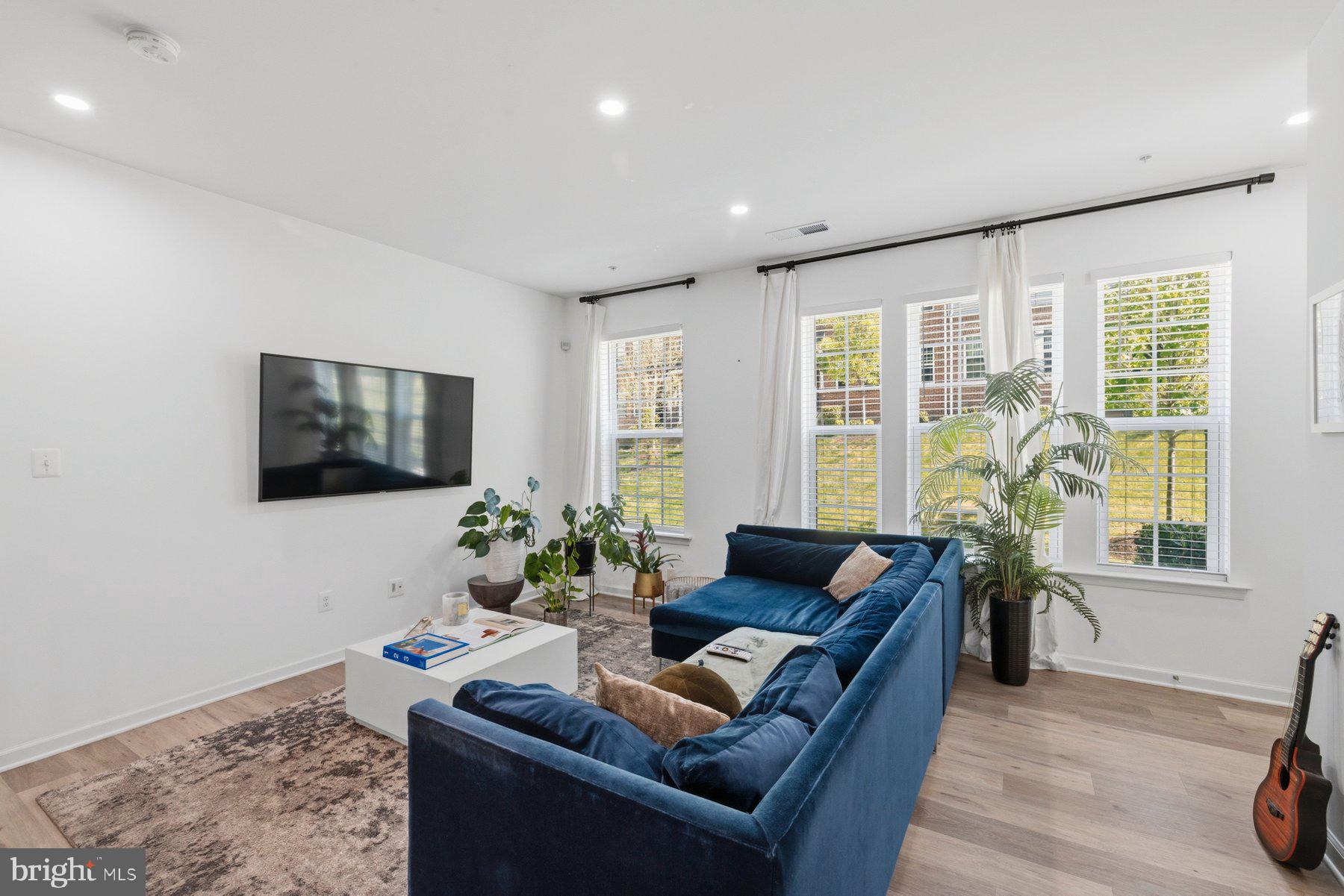 METRO POINTE - Residential