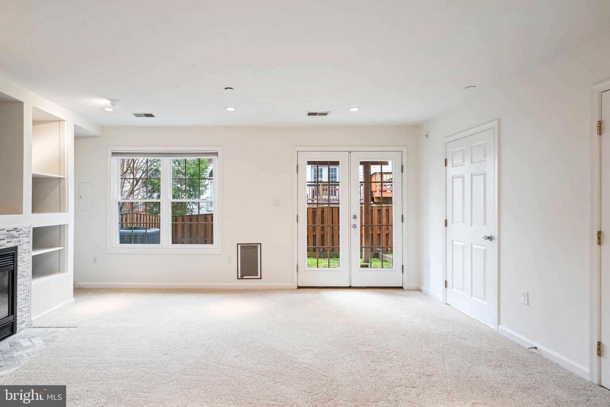 KENSINGTON COURTS - Residential