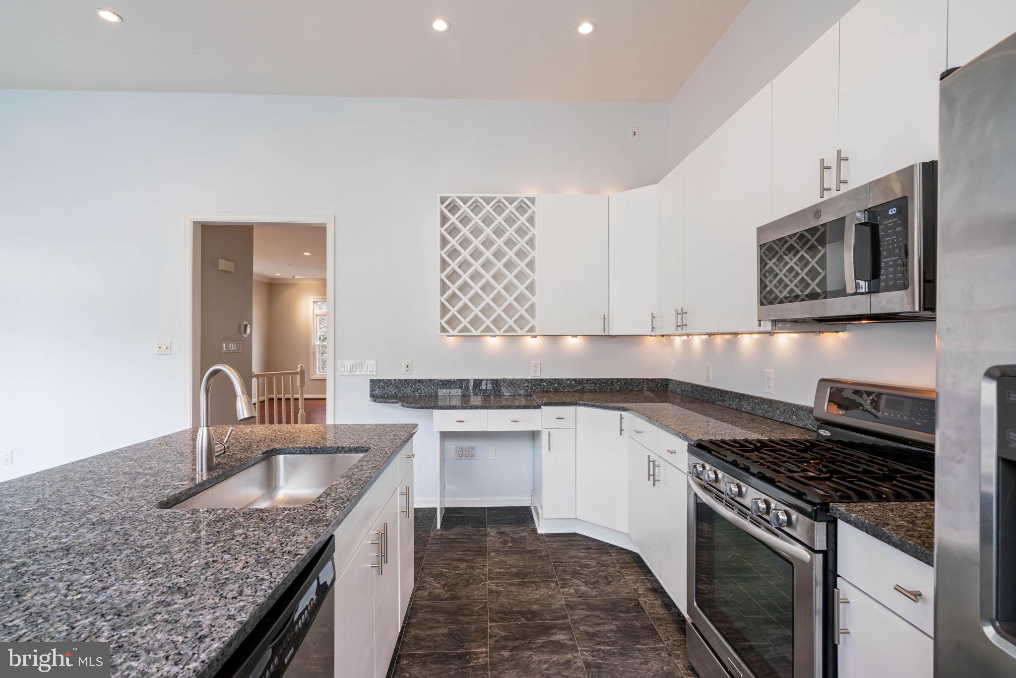 KENSINGTON COURTS - Residential