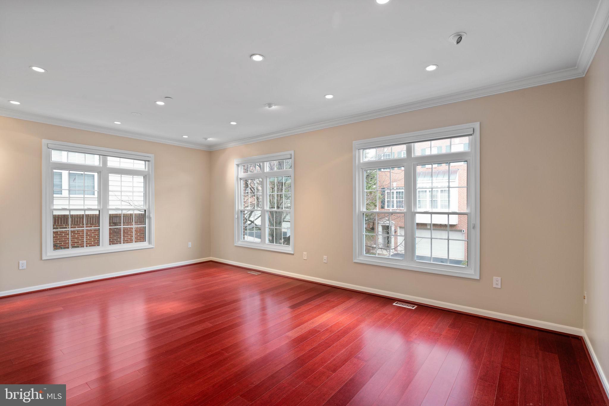 KENSINGTON COURTS - Residential