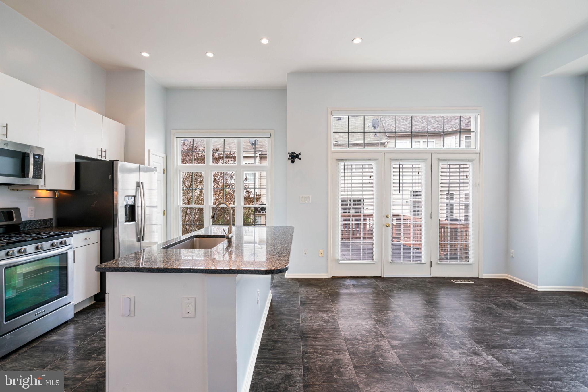 KENSINGTON COURTS - Residential