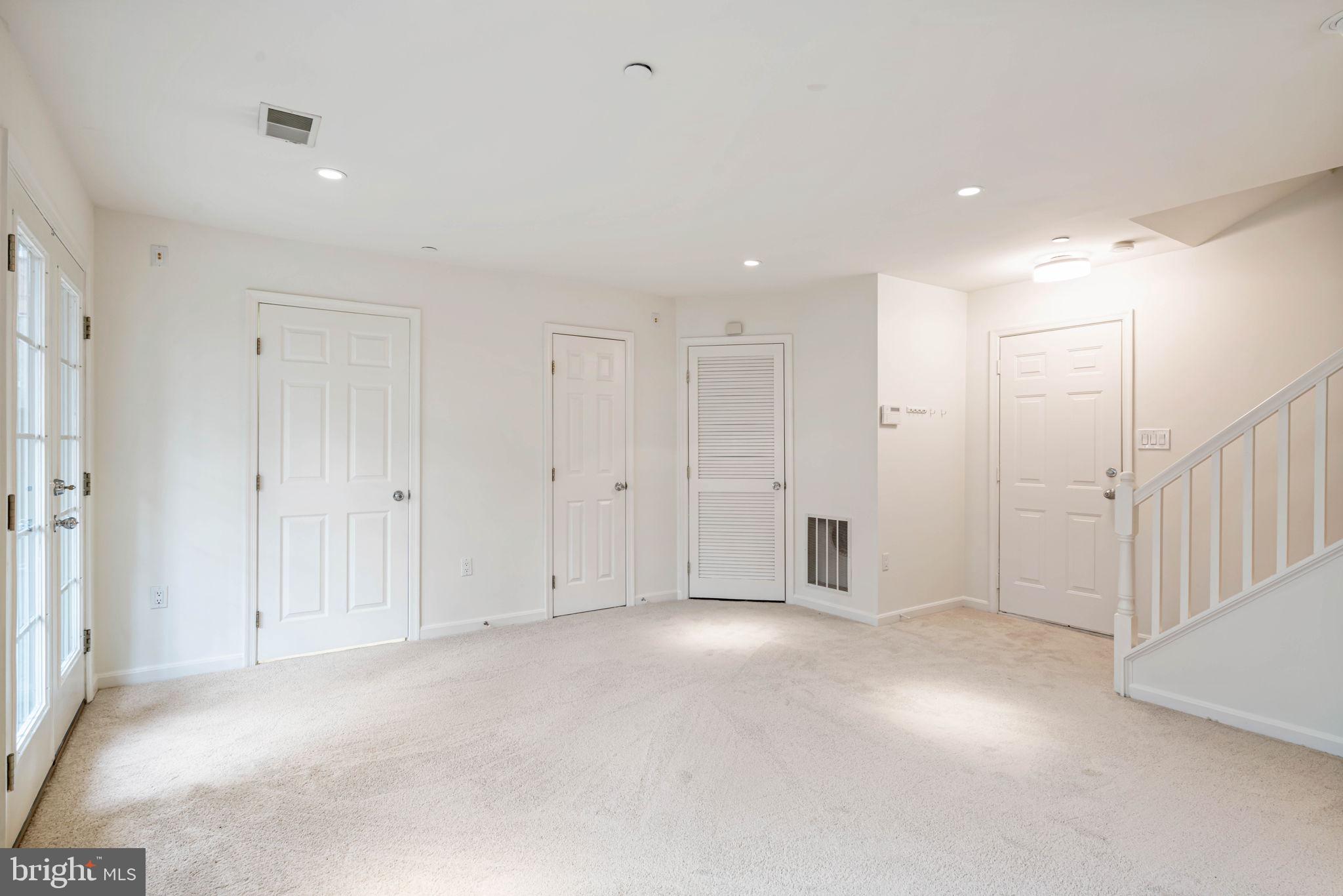 KENSINGTON COURTS - Residential