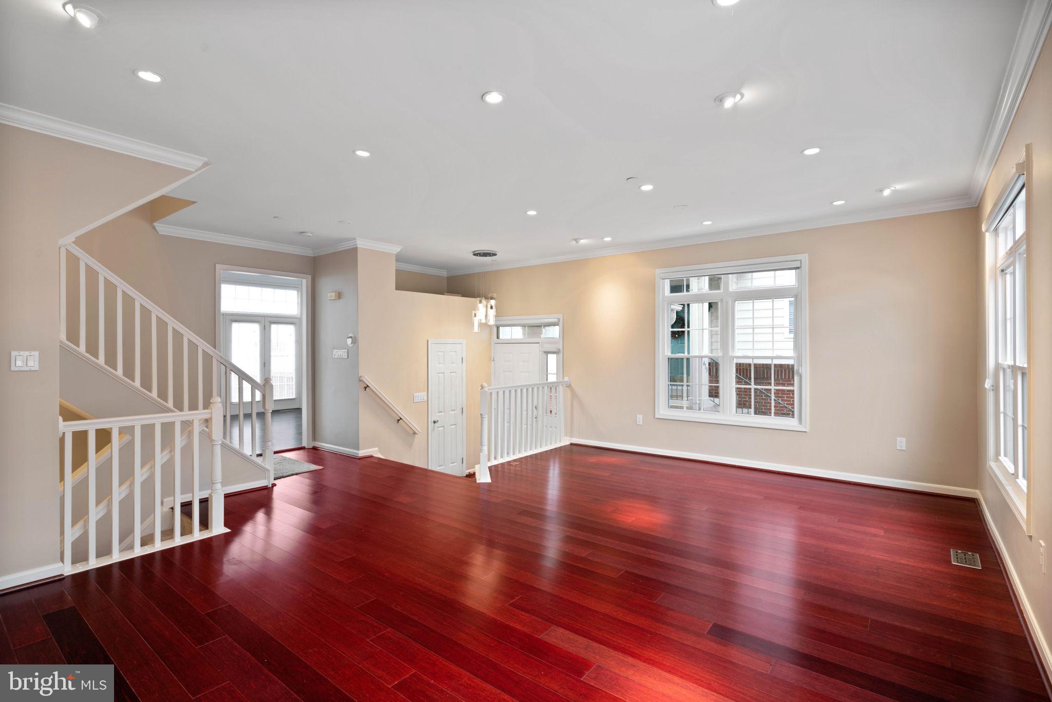 KENSINGTON COURTS - Residential