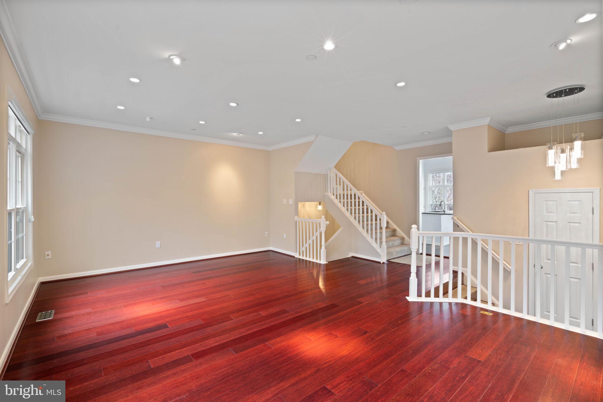 KENSINGTON COURTS - Residential