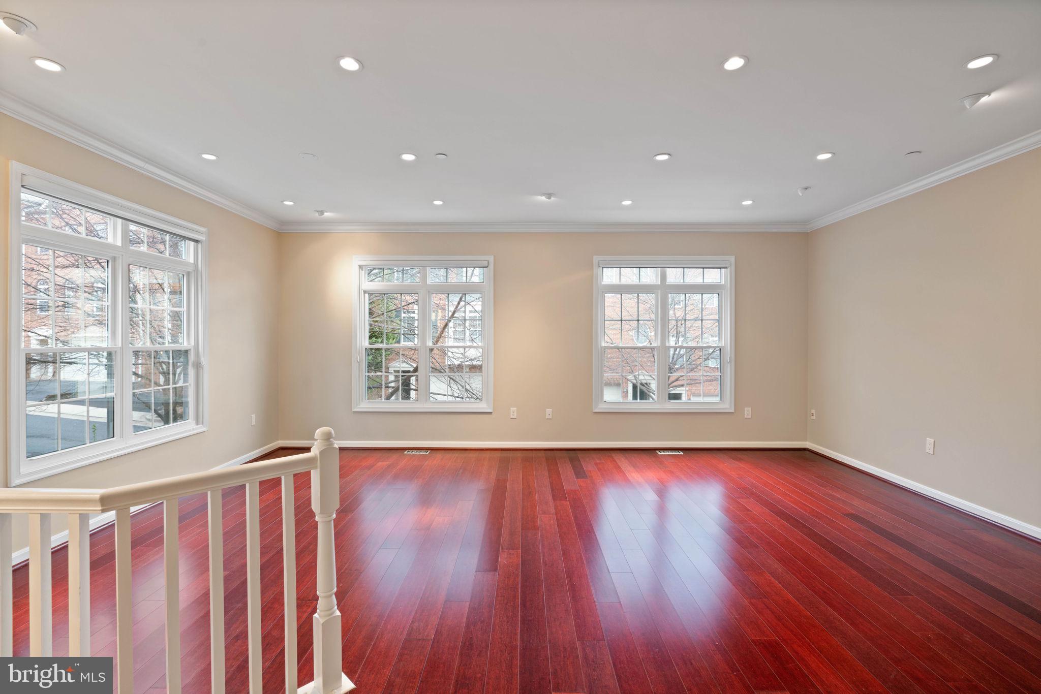 KENSINGTON COURTS - Residential