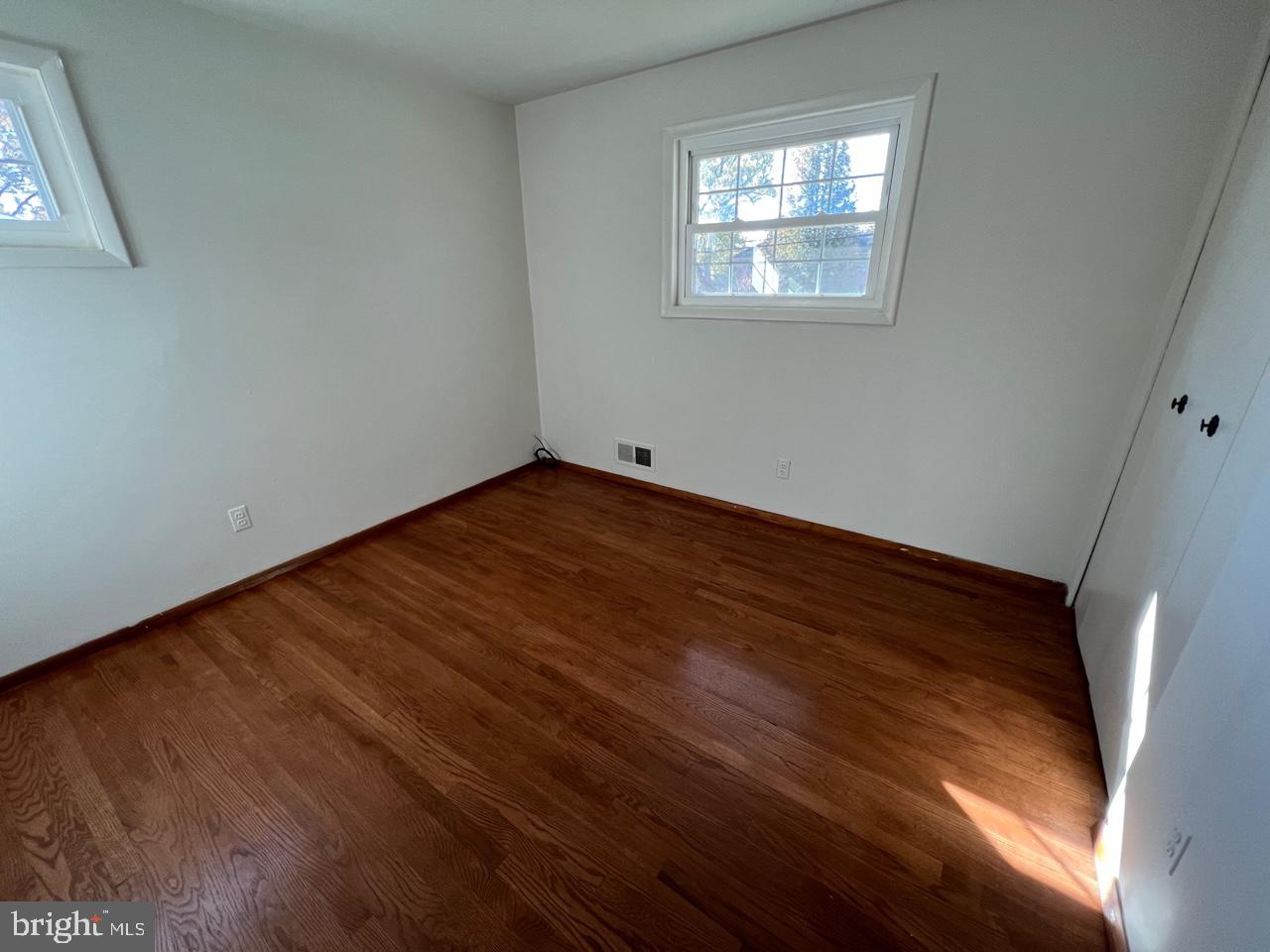 ENGLISH MANOR - Residential Lease