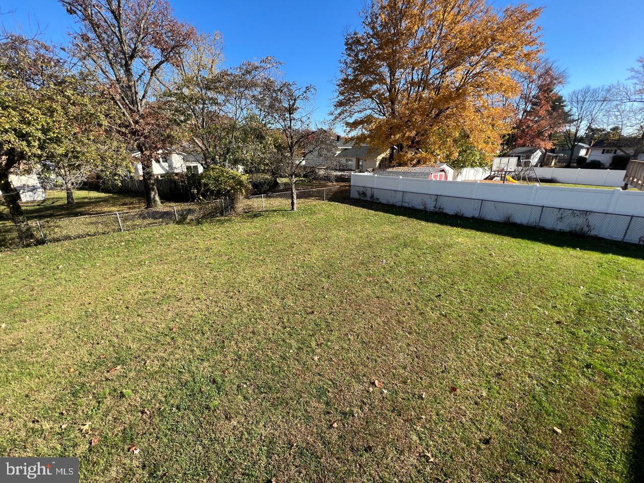 ENGLISH MANOR - Residential Lease