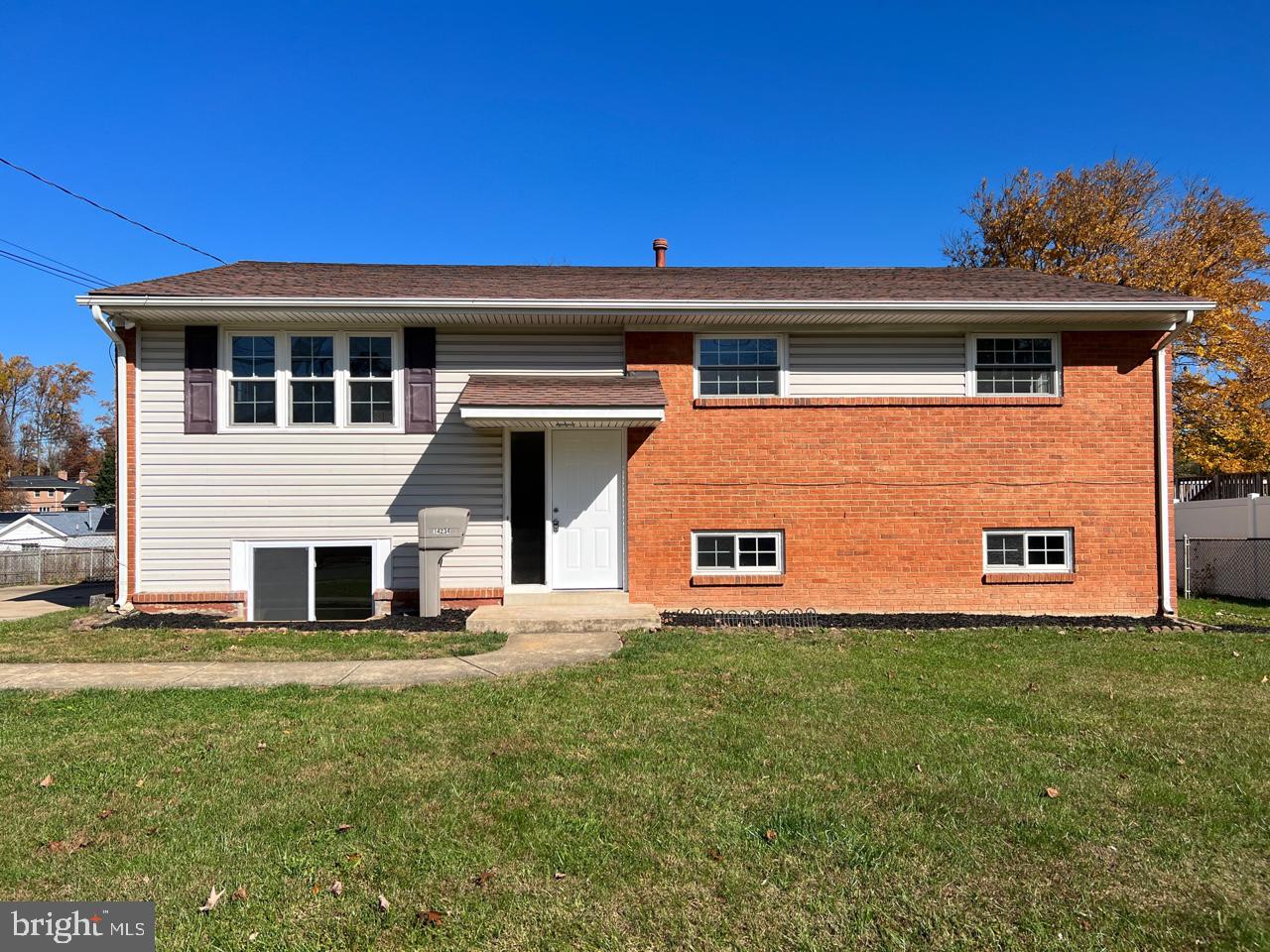 ENGLISH MANOR - Residential Lease