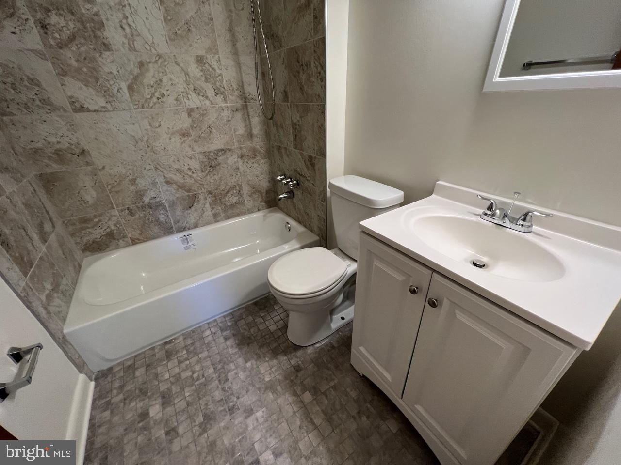 ENGLISH MANOR - Residential Lease