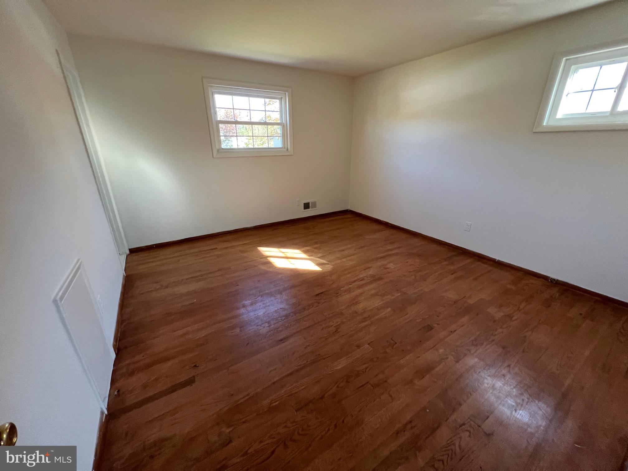 ENGLISH MANOR - Residential Lease