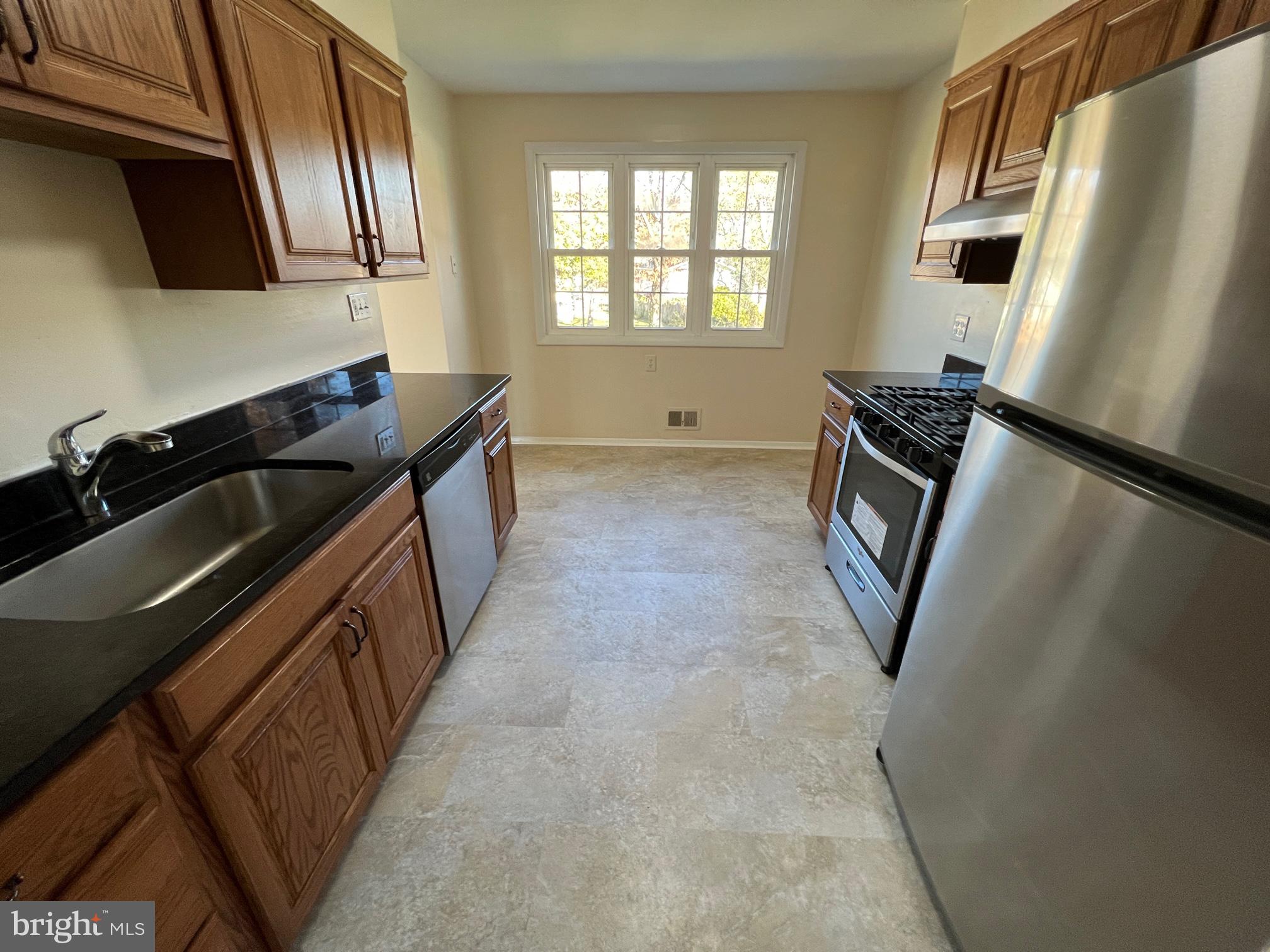 ENGLISH MANOR - Residential Lease