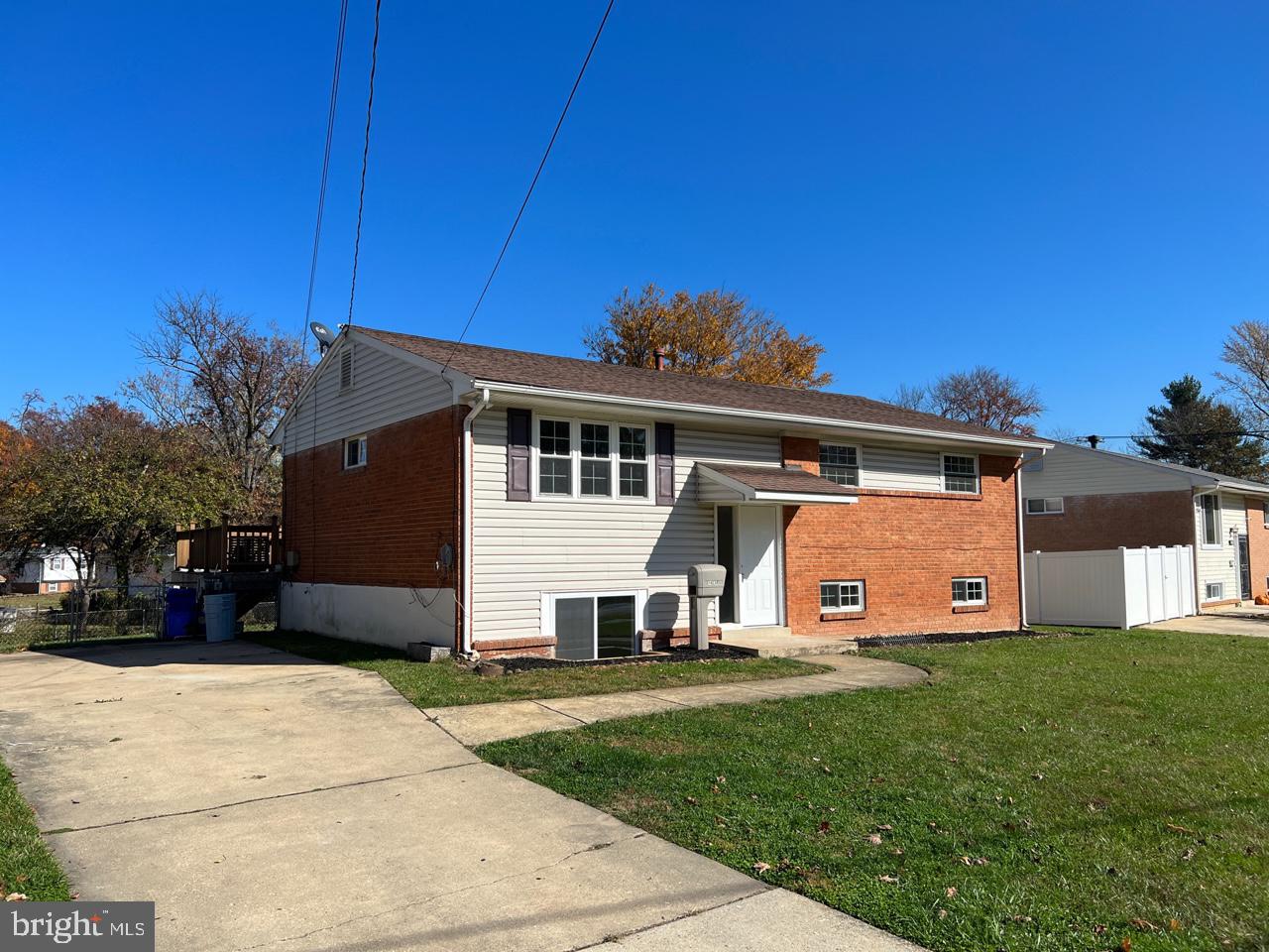 ENGLISH MANOR - Residential Lease