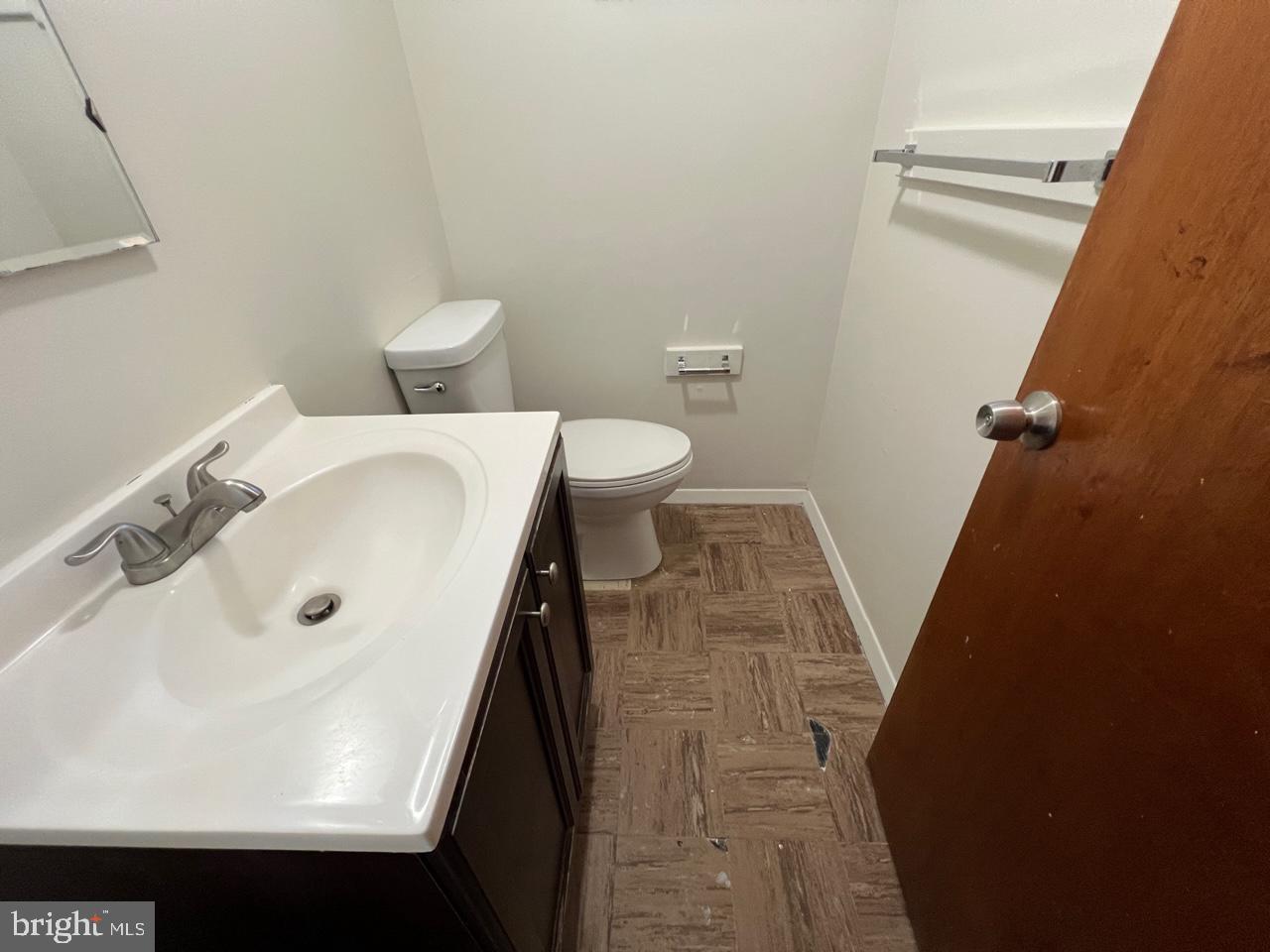 ENGLISH MANOR - Residential Lease