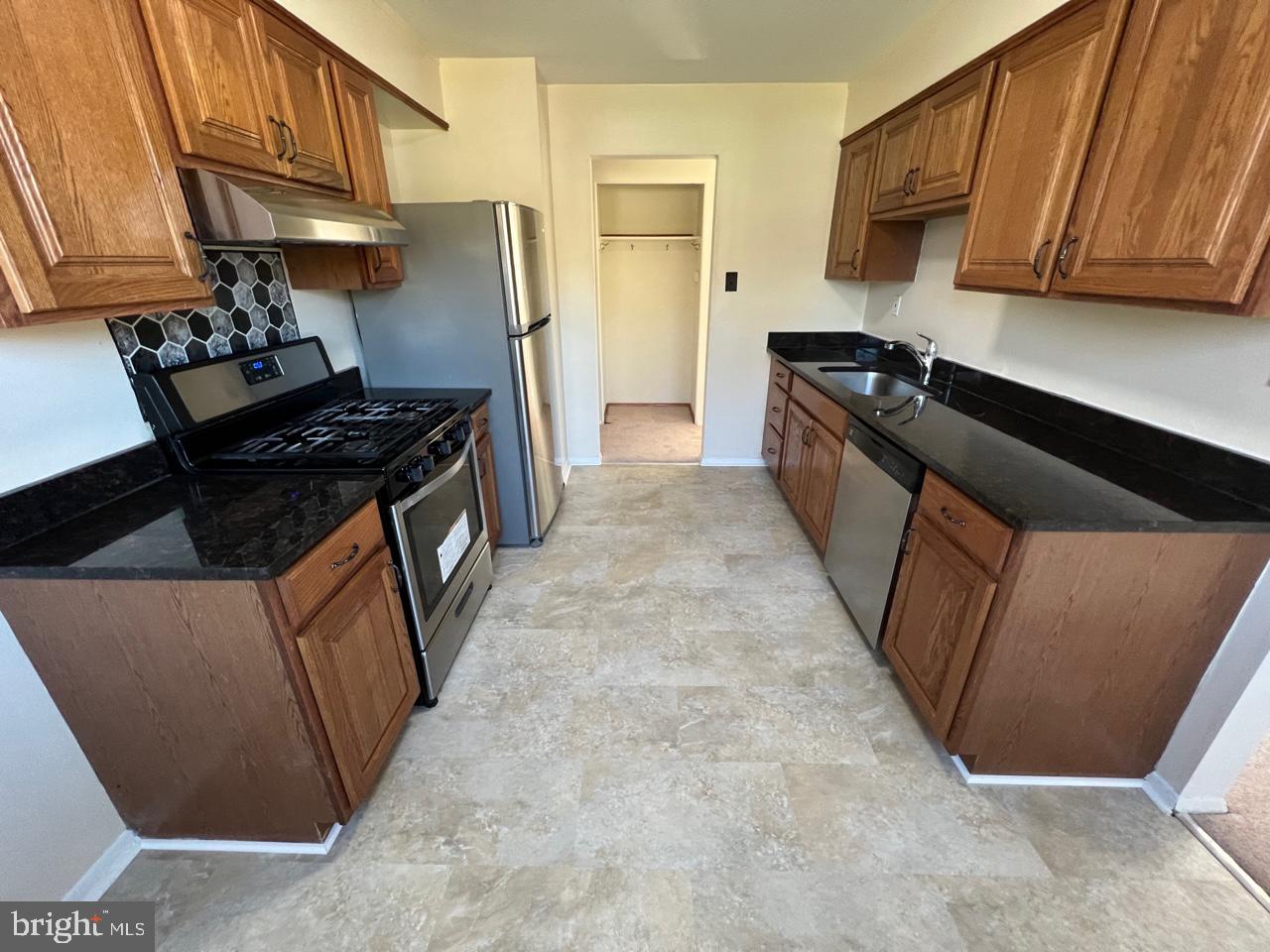 ENGLISH MANOR - Residential Lease