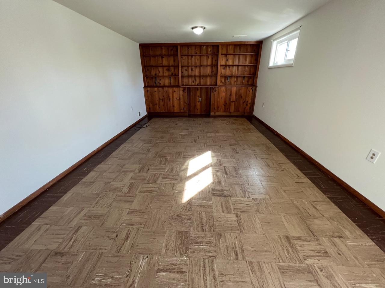 ENGLISH MANOR - Residential Lease