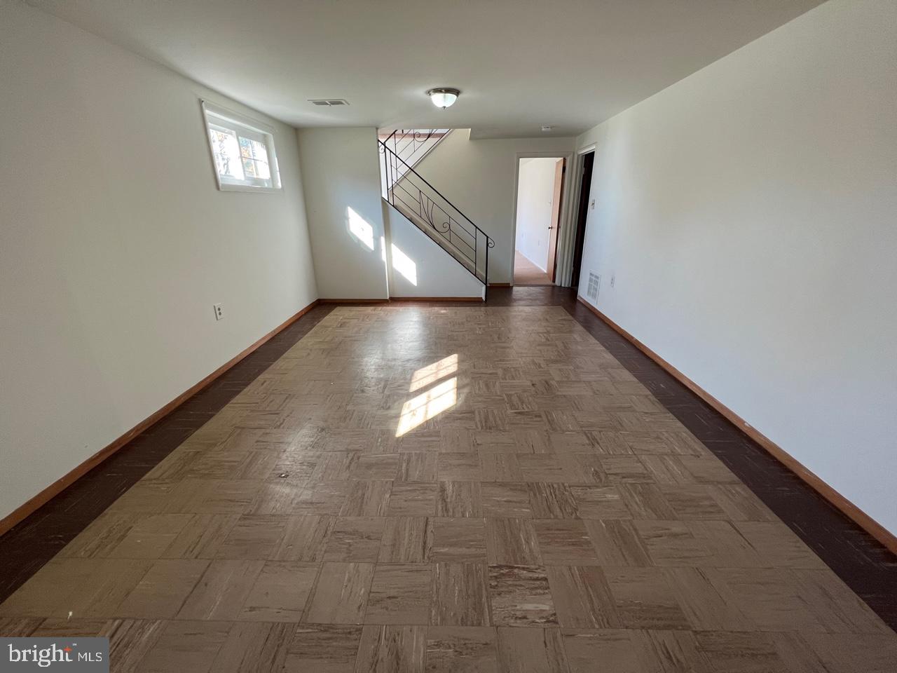 ENGLISH MANOR - Residential Lease