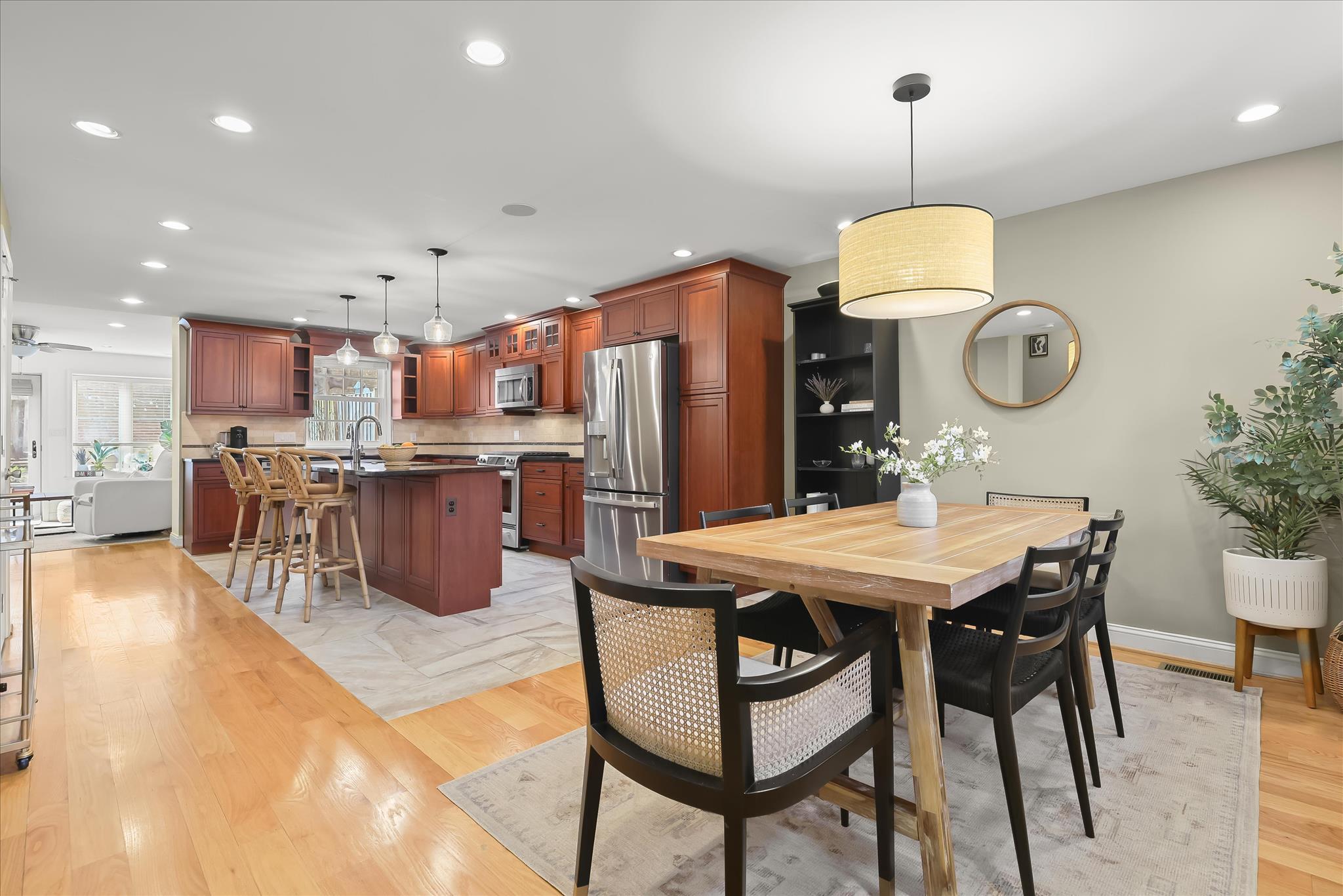 133 W LEE STREET