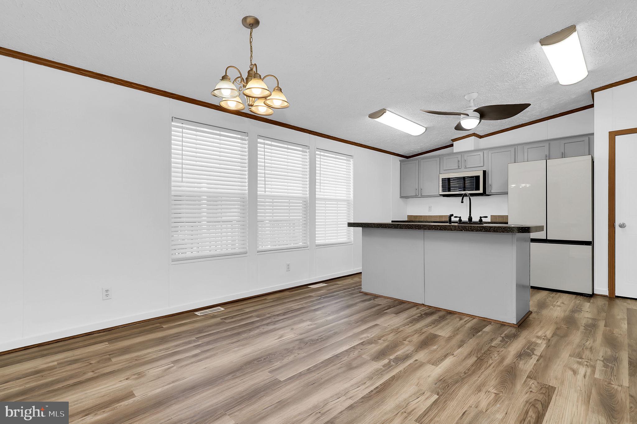 HOLIDAY MOBILE ESTATES - Residential