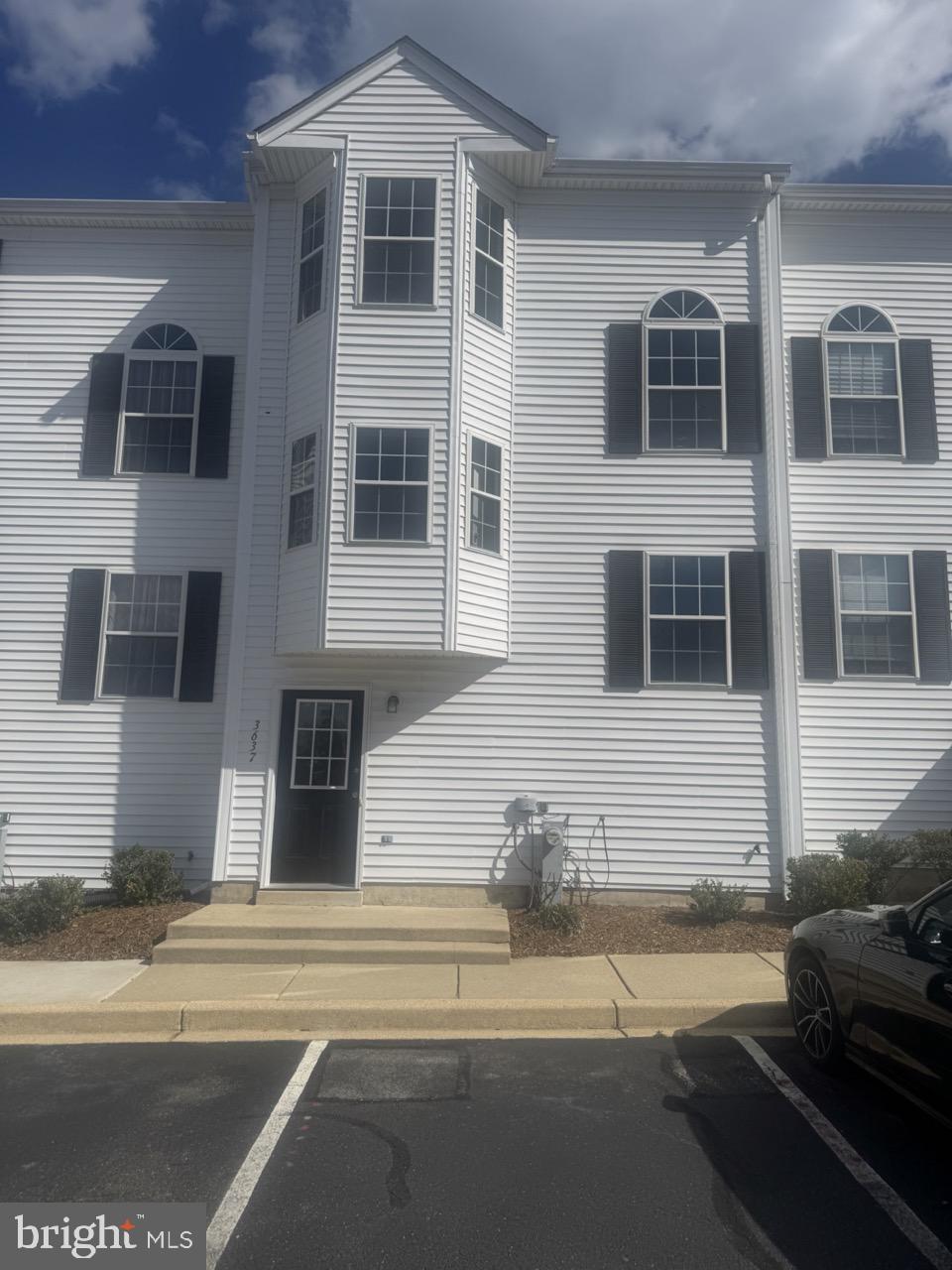 CAPTAINS QUARTER CONDOMINIUM - Residential Lease