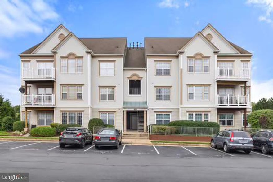 BACK ON THE MARKET WITH NEW CARPET AND FRESH PAINT JUST INSTALLED.
This stunning open-concept penthouse condominium offers modern luxury and style in every detail. Freshly painted cabinets and walls create a bright and inviting atmosphere throughout. The brand-new carpet adds warmth and comfort to the living spaces, while the hardwood floors in the foyer, bathrooms, and kitchen bring a touch of elegance. The updated balcony provides a private outdoor retreat, perfect for enjoying the view. An upper loft serves as an ideal office space or extra lounge, offering versatility for any lifestyle. Generous walk-in closets provide ample storage, ensuring your space remains organized and clutter-free. Exquisite trim adorns the foyer and dining area, adding a sophisticated touch to the open layout. With a blend of contemporary finishes and thoughtful design, this penthouse condo offers a truly elevated living experience in a prime location.