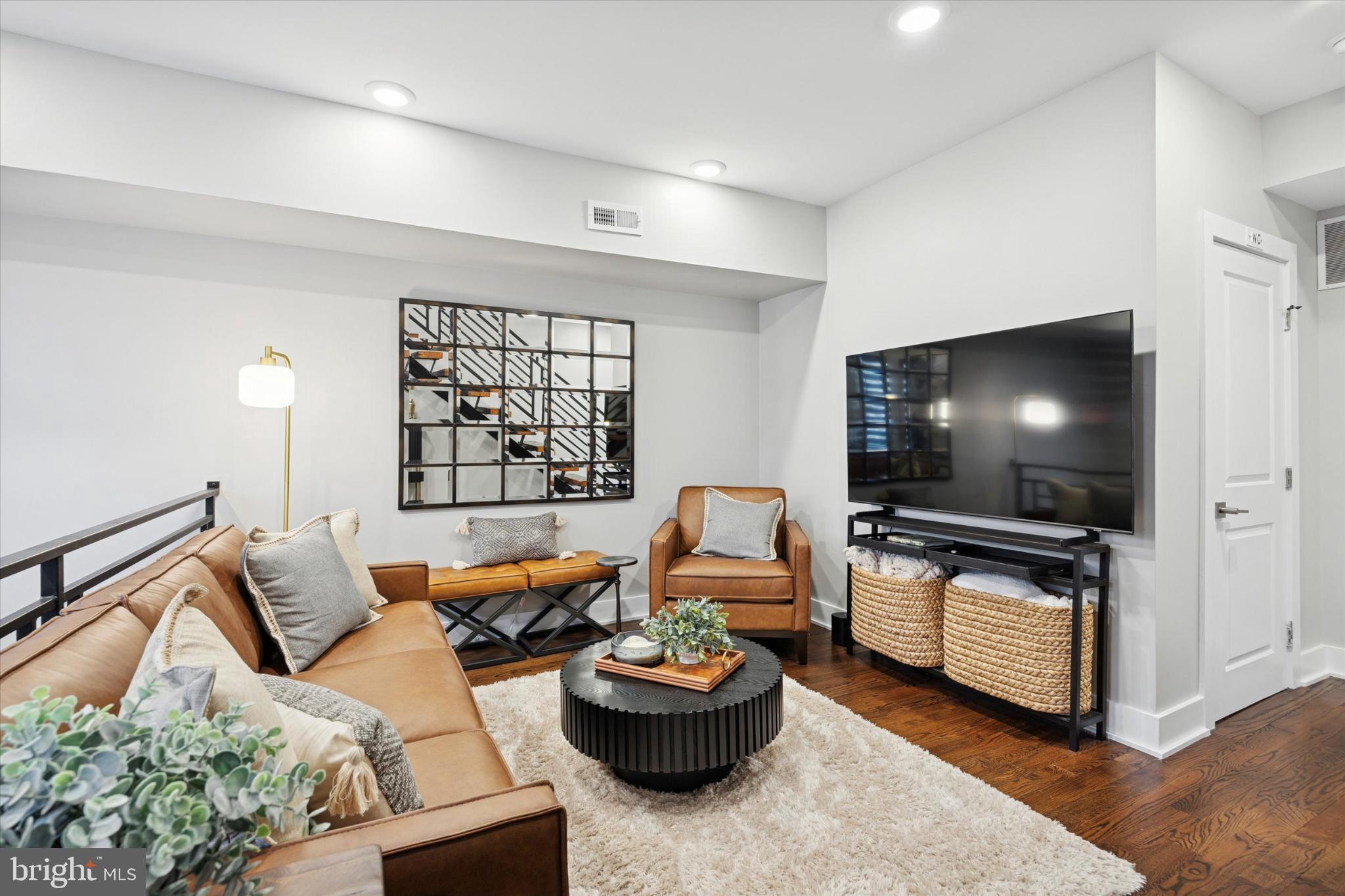 1530 E HEWSON STREET