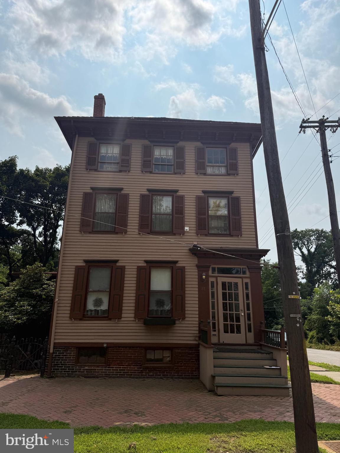 81 W BROADWAY